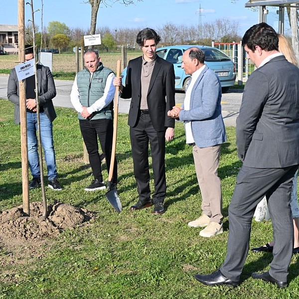 Luka Mesec obiskal romsko naselje Pušča